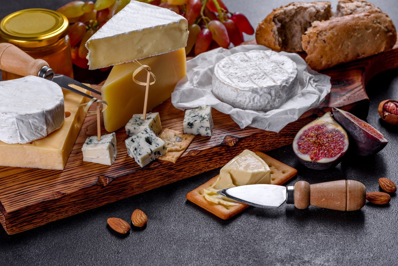 Magnifique et délicieux camembert, parmesan, brie avec raisins et figues sur une planche en bois - Ma P'tite épicerie Pleyber-Christ